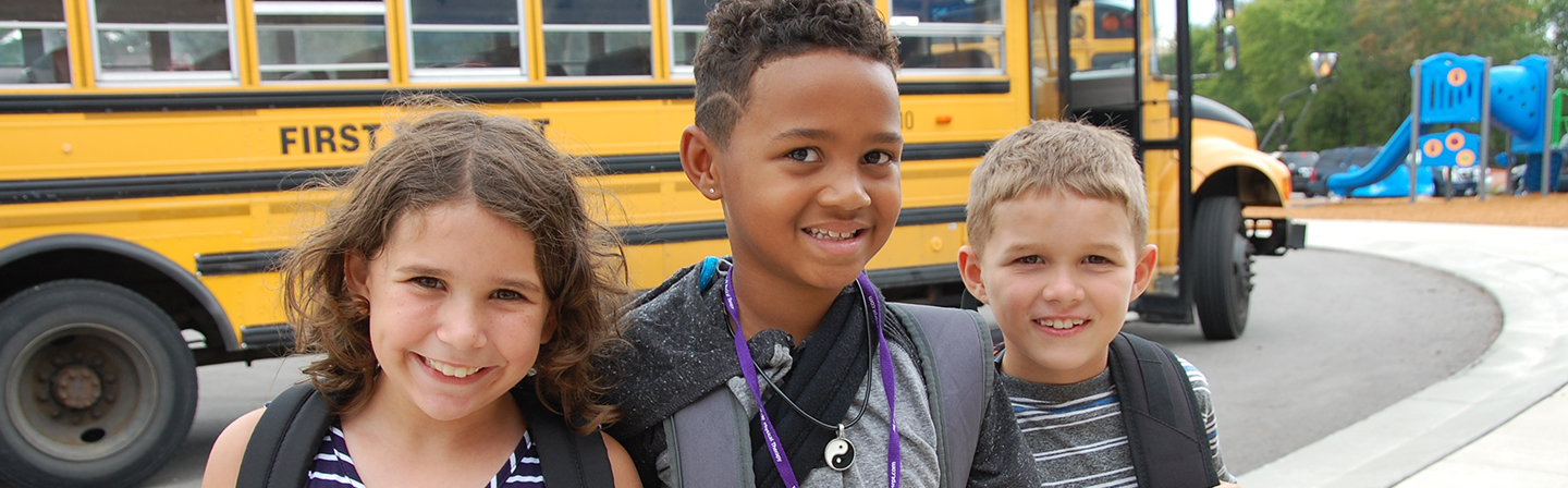 תלמידים מול אוטובוס בית הספר ביום הראשון ללימודים.
