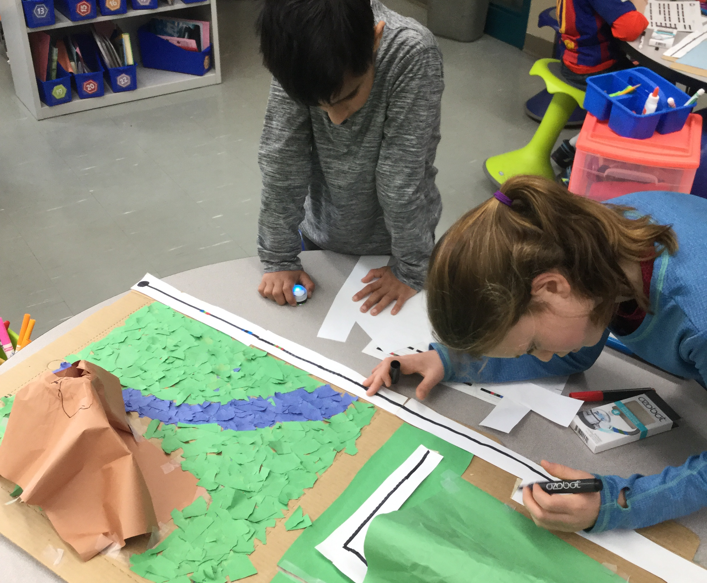 תלמידי כיתה ג' בגרובלנד עובדים על פרויקט Landform